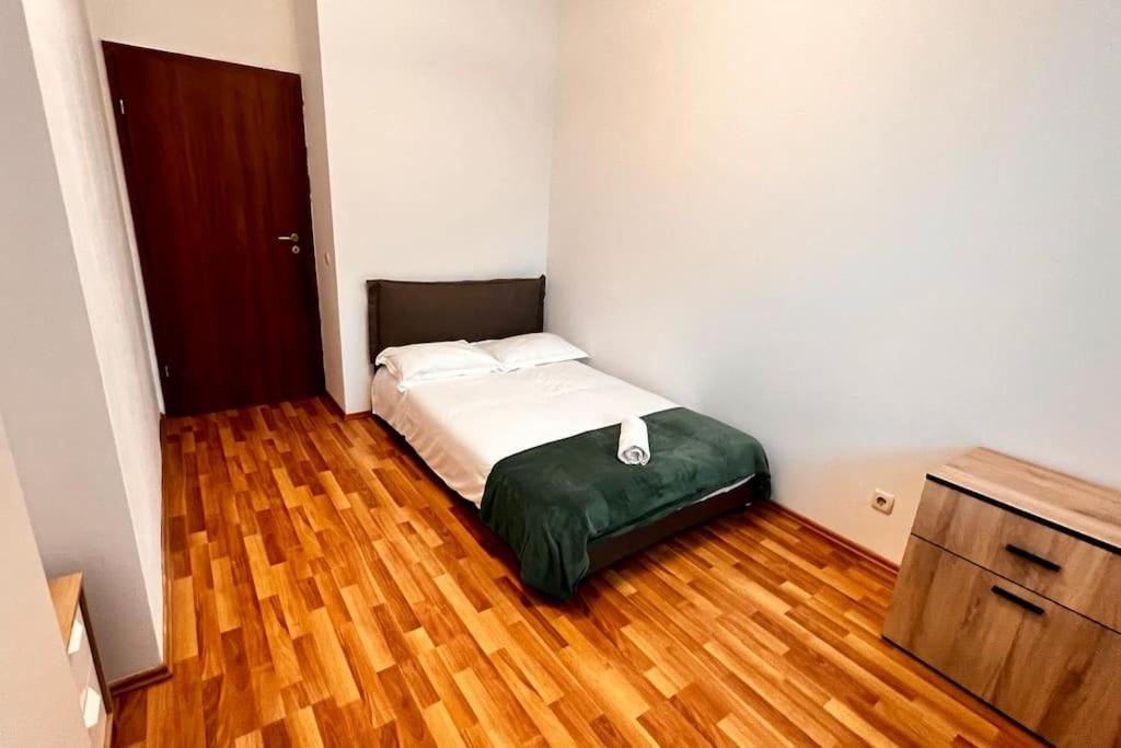 Otopeni Airport Apartment With Private Garden Exterior foto