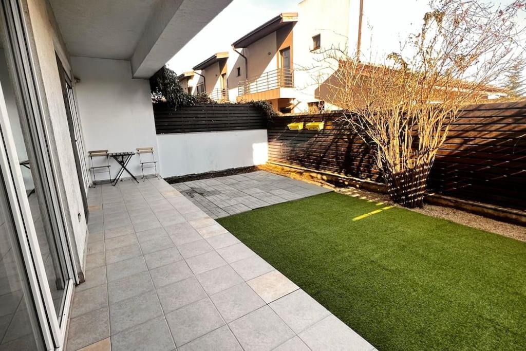 Otopeni Airport Apartment With Private Garden Exterior foto