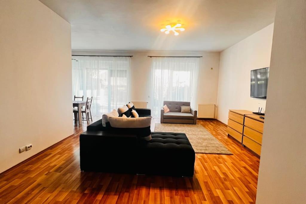 Otopeni Airport Apartment With Private Garden Exterior foto
