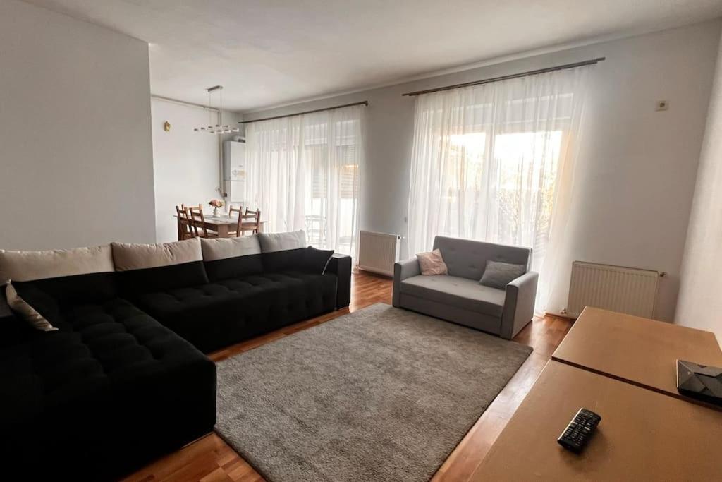 Otopeni Airport Apartment With Private Garden Exterior foto