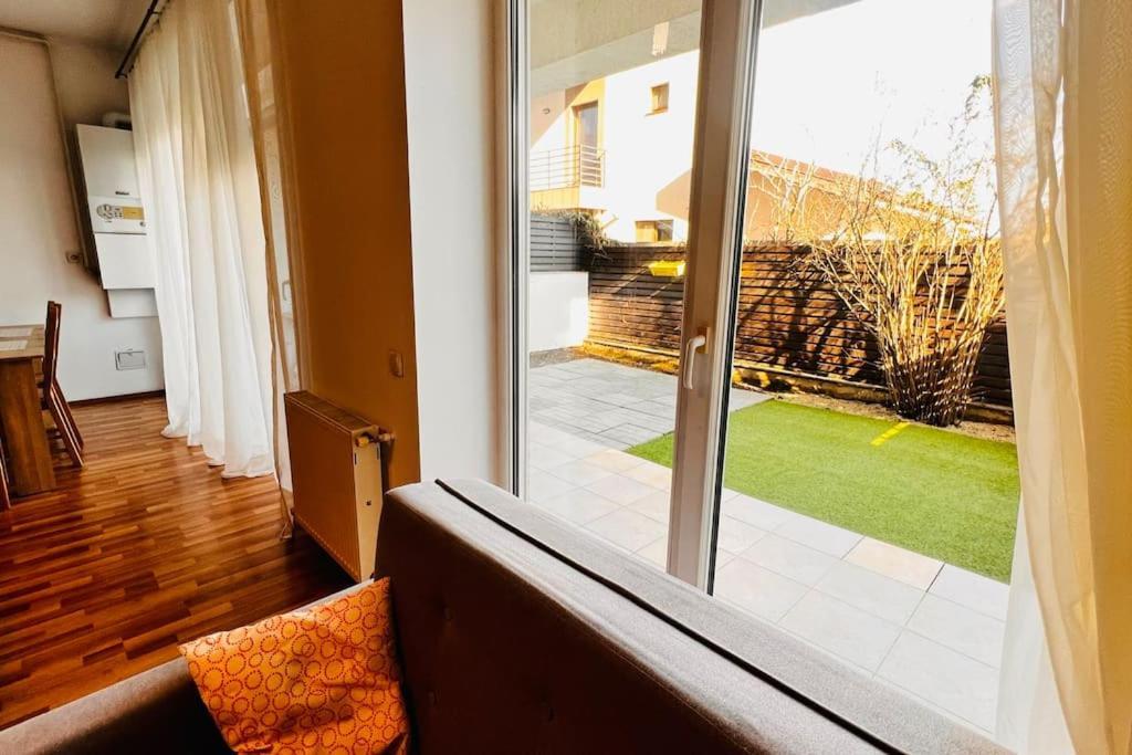 Otopeni Airport Apartment With Private Garden Exterior foto