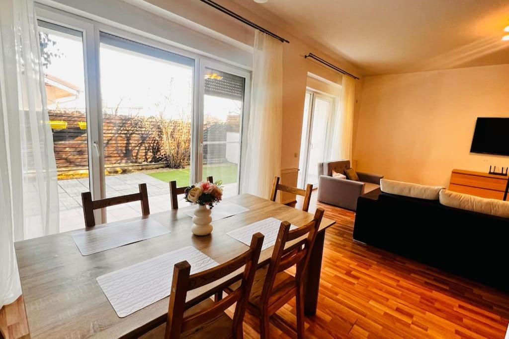 Otopeni Airport Apartment With Private Garden Exterior foto